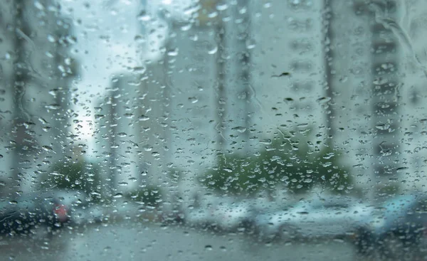 İsrail 'deki ilk yağmurlar. Pencereden ilk yağmura ve ıslak sokaklara bak.