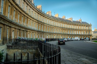 İngiltere 'nin en güzel şehirlerinden birinin meydanında. Banyo 30 Nisan 2025