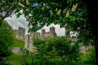 Arundel Kalesi, 4 Mayıs 2024 'te Batı Sussex, Güney İngiltere' de aynı isimde bir kasabaya bakıyor..