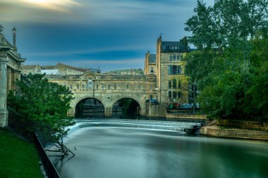 İngiltere 'nin en güzel şehirlerinden birinin meydanında. Banyo 30 Nisan 2025