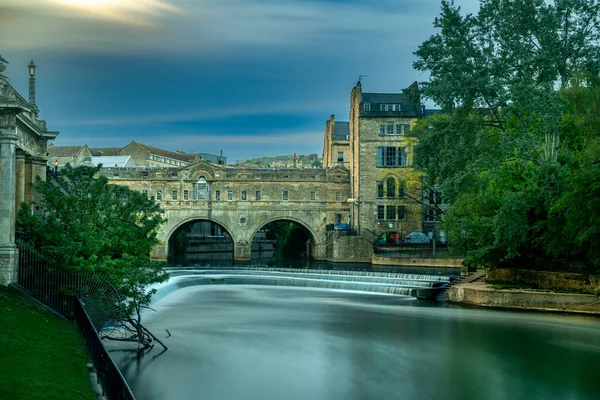 İngiltere 'nin en güzel şehirlerinden birinin meydanında. Banyo 30 Nisan 2025