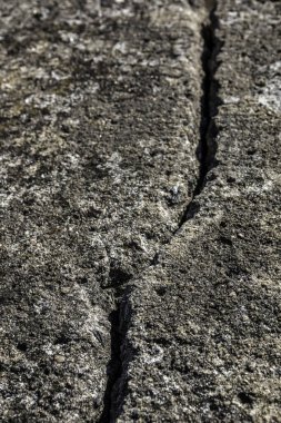 Kalenin duvarında derin bir çatlak var.