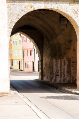 Büyük şehir kapısı Ortaçağ şehir duvarından geçiyor.