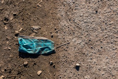 Corona 'ya karşı tıbbi maske atıldı.