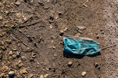 Corona 'ya karşı tıbbi maske atıldı.