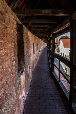 Ortaçağ şehrinin çevresindeki büyük ortaçağ şehri.