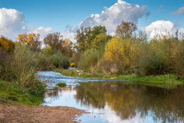 Kırsalın ortasında temiz bir nehir var.