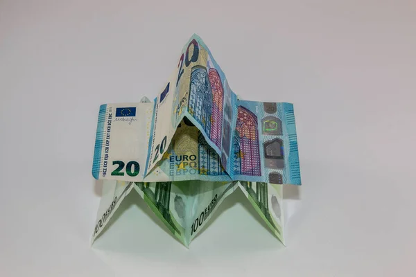 Крошечное Здание Разных Банкнот Евро — стоковое фото