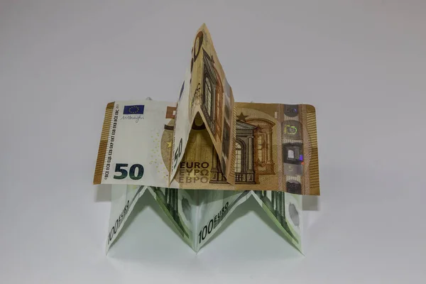 Sebuah Bangunan Kecil Yang Terbuat Dari Berbagai Uang Kertas Euro — Stok Foto