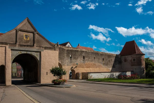 Большие Городские Ворота Через Средневековую Городскую Стену — стоковое фото