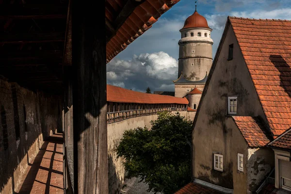 Wielki Średniowieczny Mur Wokół Średniowiecznego Miasta — Zdjęcie stockowe