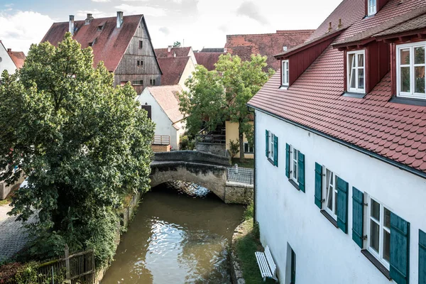 Einsame Kleine Brücke Über Den Fluss Der Mittelalterlichen Altstadt — Stockfoto