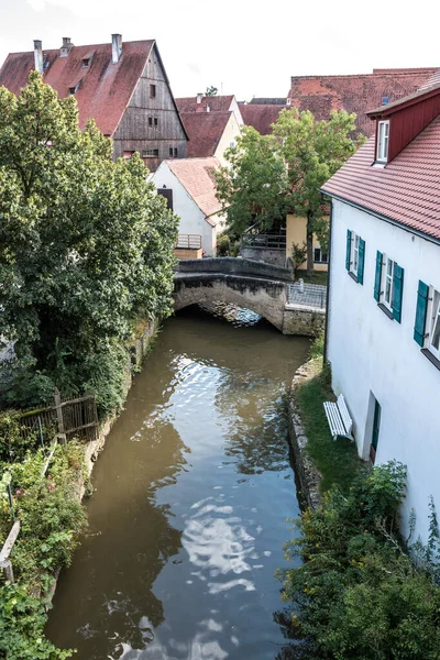 中世の旧市街の川を渡る孤独な小さな橋 — ストック写真