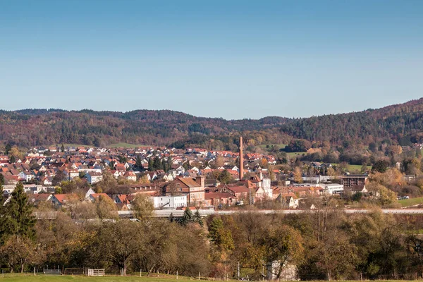 Vista Campo Com Fábricas Estrada Atrás Imagens De Bancos De Imagens Sem Royalties