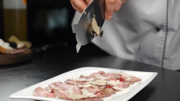 Cozinha tradicional francesa ou italiana, cozinha gourmet, trufas, pratos finos. Chef grelha rara trufa preta em fatias de carne assada. Movimento lento. Restaurante de luxo. hd completo — Vídeo de Stock