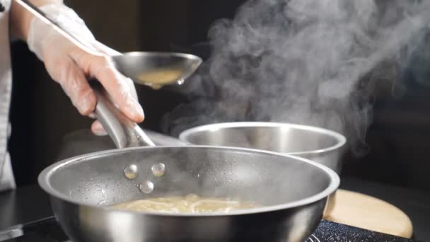 Caldo de peixe a ser despejado da concha. Cozinha tradicional italiana e receita, câmera lenta. Restaurante de frutos do mar italiano. Cozinhar risoto no fogão. hd completo — Vídeo de Stock