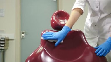 Modern diş sağlığı kliniği: Oda temizleme ve dezenfekte sandalyesi, ekipman ve tesis temizleme asistanı. İşlem, sterilizasyon ve diş hekimliğindeki tıbbi dezenfeksiyon. 4 bin.