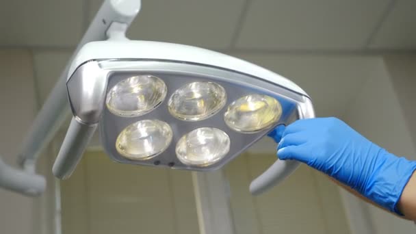 Καθαρισμός ιατρικής λάμπας σε οδοντιατρική κλινική, λειτουργία ιατρικών εγκαταστάσεων σε υπουργικό συμβούλιο. Κλινική Υγιεινή Έννοια. Αποστείρωση και απολύμανση, προετοιμασία οδοντιατρική γραφείο πριν από τη θεραπεία του ασθενούς. 4 k — Αρχείο Βίντεο