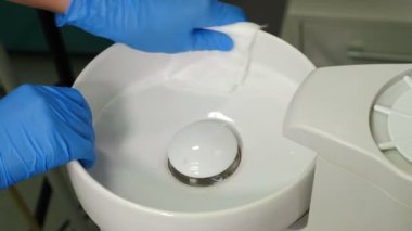 Diş asistanı tıbbi aletleri ve aletleri dezenfektan solüsyonuyla siler. İşlem, temizlik, sterilizasyon ve diş hekimliğinde tıbbi dezenfekte, ameliyat tesisi. 4 bin.