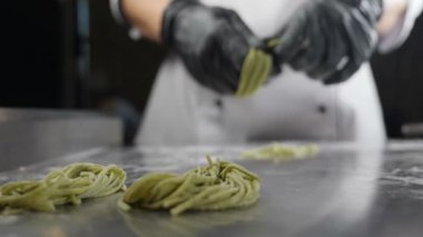 Ev yapımı makarna yapıyorum. Kadınların elleri pişmemiş çiğ spagetti ya da tagliatelle yapıyor. Ağır çekim. Bir sürü pişmemiş İtalyan makarnası. Geleneksel İtalyan mutfağı. Tam Hd