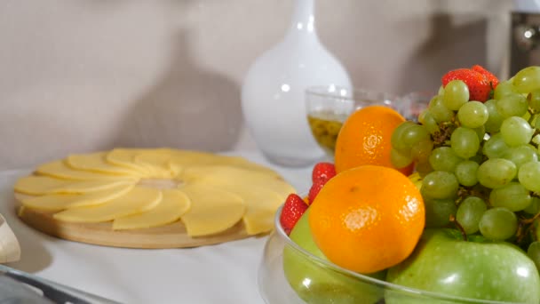 Mesa buffet de desayuno en el lujoso restaurante del hotel resort con comida variada. Servicio de buffet en el hotel. Camarera hembra sirve mesa poniendo miel en el queso colocado en tablero de madera. Restaurante servicio de comida — Vídeo de stock