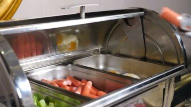Otel lüks restoranında açık büfe, sosisli, haşlanmış brokoli ve kızarmış yumurta. Her şey dahil. Açık büfe yemeği. self-servis restoranı. Modern otel kahvaltıda açık büfe servis eder. 4k video