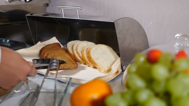 Moderní hotel podává snídaně formou bufetu. koncepce cateringu. Číšnice dává kus chleba do ocelového koše na stůl. All inclusive. Jídlo formou bufetu. Krásně zdobený jídelní stůl. 4 k — Stock video