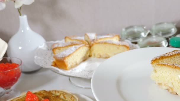 Σερβίρισμα κομμάτι νόστιμο πίτα στο πιάτο στο ξενοδοχείο. Φρέσκα νόστιμα γλυκά που σερβίρονται στο πιάτο για πρωινό με καφέ. Όμορφα διακοσμημένο τραπέζι γευμάτων. 4 k βίντεο — Αρχείο Βίντεο
