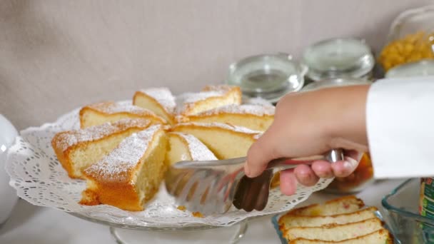 Подача шматочка смачного пирога на тарілці з кулінарними щипцями в готелі. Свіжа смачна солодка випічка подається на сніданок. Гарно прикрашений банкетний стіл. 4K відео — стокове відео