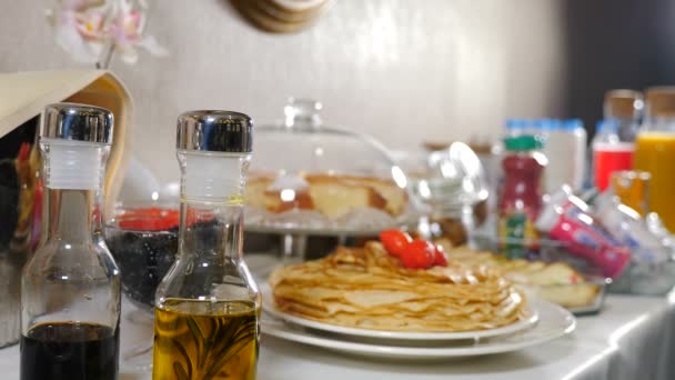 Sarapan yang disajikan di restoran hotel. Pelayan menutupi piring panas dengan jubah kaca. pancake lezat dengan stroberi di atas. Semua inklusif. Makanan prasmanan. Restoran mandiri. Video 4k — Stok Video