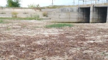 Ekolojik felaket. Çatlamış toprak zemin ve kurumuş göl ya da nehir üzerindeki boş köprü. Arazi erozyon, küresel ısınma, iklim değişikliği ve ekolojik sorunlar yüzünden yok oldu. Tam Hd