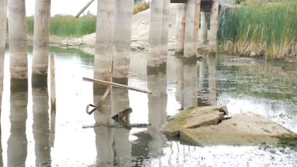 Водна криза, Сухе озеро, ставок або річка. Посуха на землі. Зміна клімату. глобальне потепління. Екологічна катастрофа. Низький рівень води. Екологічне забруднення, екологічна катастрофа. повний hd — стокове відео