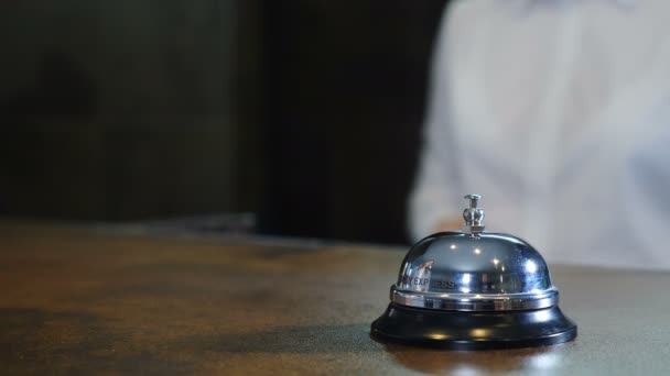 Mostrador de recepción moderno hotel de lujo con campana. Invitada llamando a Silver Hotel Bell en el soporte de madera y consiguiendo la llave de la habitación. Visitante del hotel llegando. Viajando. negocios turísticos. 4. — Vídeo de stock