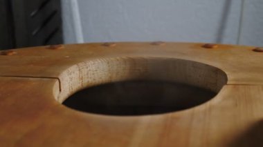 Sedir ağacından buhar yükseliyor. Güzellik salonunda vücut bakımı ve yaşlanma karşıtı tedavi. Saunası olan bir spa salonu. Vücut iyileşmesi ve stres önleme prosedürü. Buhar terapisi. 4k video