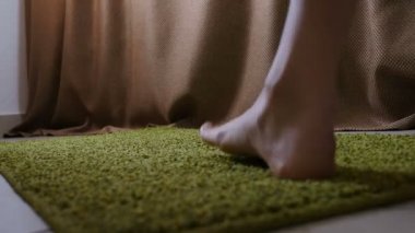 Spa işleminden önce bornozunu çıkartan kadının arkadan görünüşü. Ayak görüntüsü. Yalınayak genç kadın banyo yapacak. Güzellik kliniği ve kaplıca merkezi. 4k video