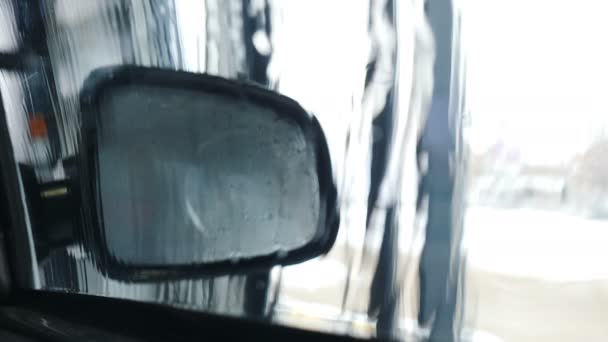 Utsikt från Inside bil som tvättas i automatisk biltvättmaskin. Biltvätten är igång. Torkning med varmt flöde av luft. Sista delen av tvätten. 4 k video — Stockvideo