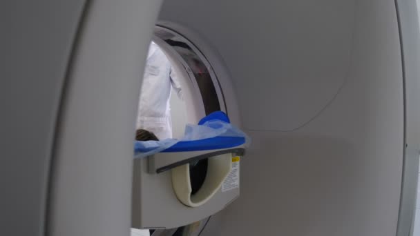 CT-scan van menselijke longen. Coronavirus gevaar, Covid-19 diagnostiek, Longschade. MRI scan. Vrouwelijke patiënt bij computertomografie. Moderne medische technologie. Vol hd — Stockvideo