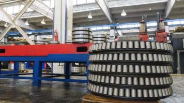 Endüstriyel fabrikada rota hazır. Endüstri ve Makine. Modern fabrikada bilye üretimi. Enerji, ulaşım, inşaat, mühendislik, savunma, petrol ve gaz endüstrileri. 4k