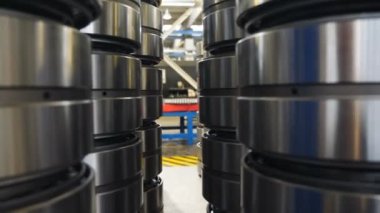 Endüstriyel fabrikada rota hazır. Endüstri ve Makine. Modern fabrikada bilye üretimi. Enerji, ulaşım, inşaat, mühendislik, savunma, petrol ve gaz endüstrileri. 4k