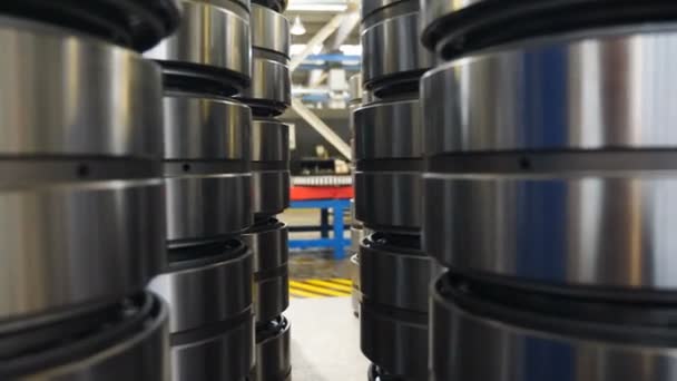 Rodamientos listos en fábrica industrial. Industria y Maquinaria. Fabricación de rodamientos en planta moderna. Energía, transporte, construcción, ingeniería, defensa, petróleo y gas. 4k — Vídeo de stock