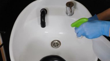 Güzellik salonunda temizlik. işçi temizliği ve kuaför koltuğu dezenfekte etme. Teçhizat ve tesis temizleniyor. İşlem, sterilizasyon ve berber dükkanındaki dezenfeksiyon. 4 bin.