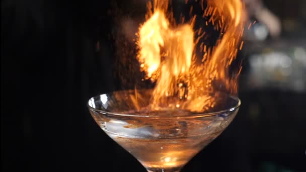 Бартенер кинув пудру кориці, щоб спалити коктейль Flaming Cocktail Alcohol Drink, Bar Party. Барман розбризкує корицю на палаючий напій. Коктейль самбука. повний hd — стокове відео