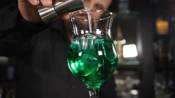 Kokteyl rengi değişiyor. Barmen tezgahta kokteyl hazırlıyor. Barmen ferahlatıcı renkli içecekler hazırlıyor. Alkol kokteyli, gece hayatı ve gece kulübü. hd — Stok video