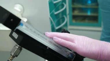 Doktor anestezi uzmanı azot oksit düzeneği kuruyor. Solucan Yatıştırıcı kullanan doktorlar. Modern prosedürleri olan bir dişçi kliniği. 4k video