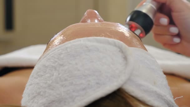 Procedura podnoszenia RF. Młoda kobieta stymulująca zabieg kosmetyczny twarzy. kosmetologia maszyn w nowoczesnym salonie spa. biolifting odmładzające pielęgnacji skóry antiaging. 4 tys. wideo — Wideo stockowe