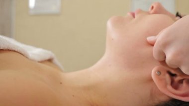 Güzellik kliniği. Güzellik uzmanı kadın yüzü temizliyor. Kozmetik uzmanı, soyma ya da temizleme işleminden önce peçete kullanarak yüzünü siliyor. Cilt bakımı. yüz yenileme konsepti. 4k video