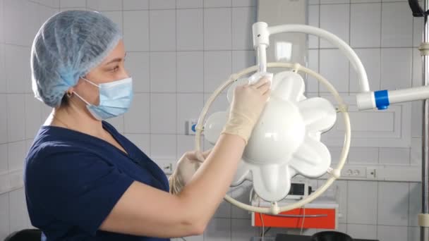 Medical staff preparing operation theatre cleaning and disinfecting surgical lamp. preparation before operation, dental clinical room, clean hygiene germs virus prevention, covid-19 pandemic, 4 k — Stock Video