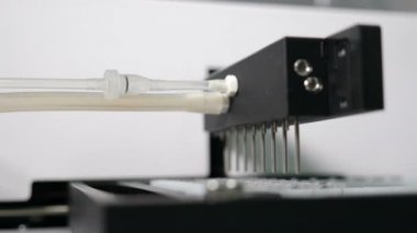 Modern mikrobiyoloji laboratuvarı. Tıbbi ekipmanlar otomatik kan analizi yapıyor. Tıp laboratuarında analiz süreci. Sağlık sigortası konsepti. İnsan biyolojik örnekleri analiz ediyor. 4k video