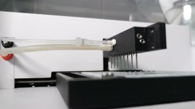 Modern mikrobiyoloji laboratuvarı. Tıbbi ekipmanlar otomatik kan analizi yapıyor. Tıp laboratuarında analiz süreci. Sağlık sigortası konsepti. İnsan biyolojik örnekleri analiz ediyor. 4k video