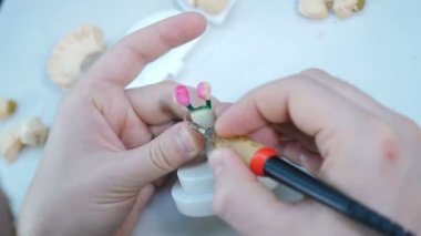 Diş teknisyeni. Diş hüneri, özel aletler kullanarak diş modeli üzerinde çalışıyor. Modern dişçilik. Laboratuvarda seramik kaplamalarla çalışan diş teknisyeni. Yeni Takma dişler, 4k video